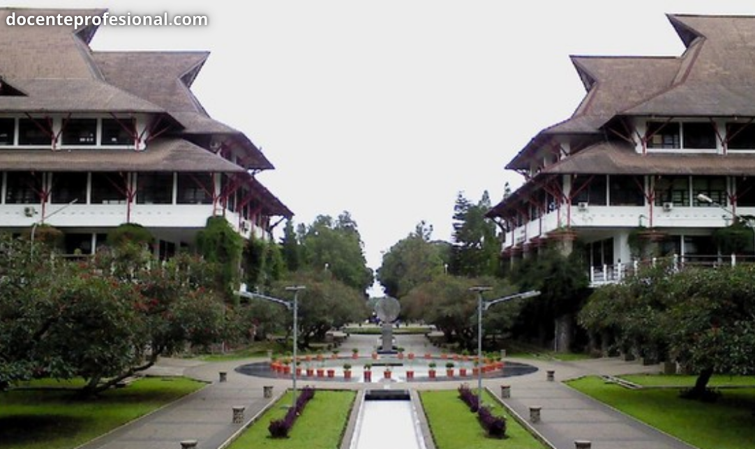 Institut Teknologi Bandung (ITB) sebagai Pusat Pendidikan Unggul